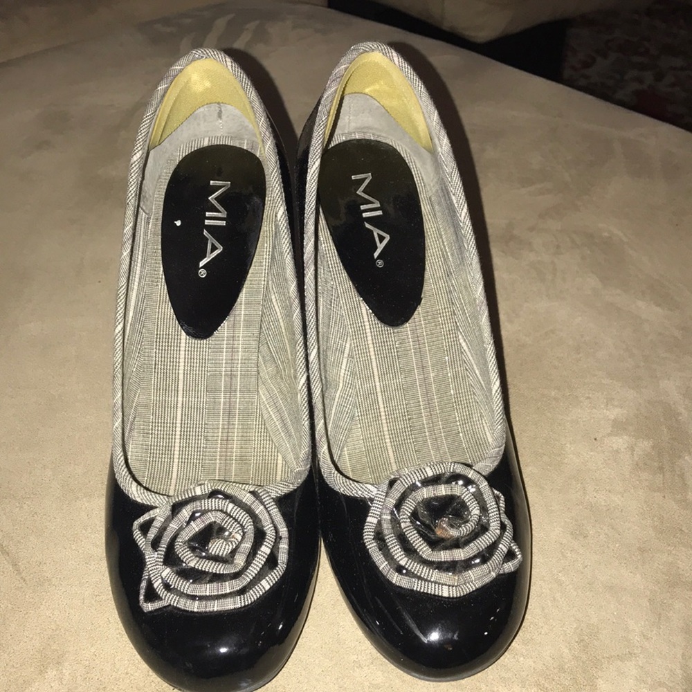 Black patent leather heels w/ a grey rose accent